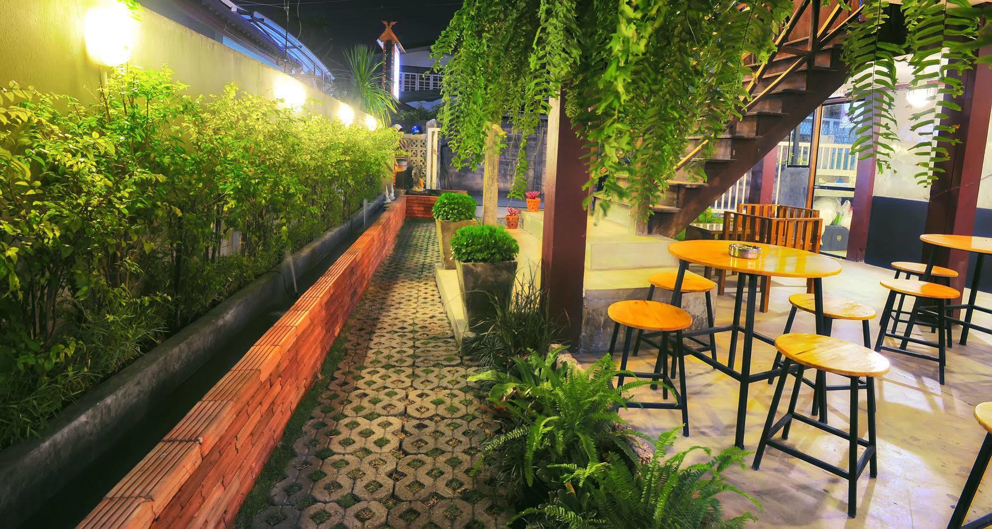 Manon Hostel Chiang Mai Exterior photo