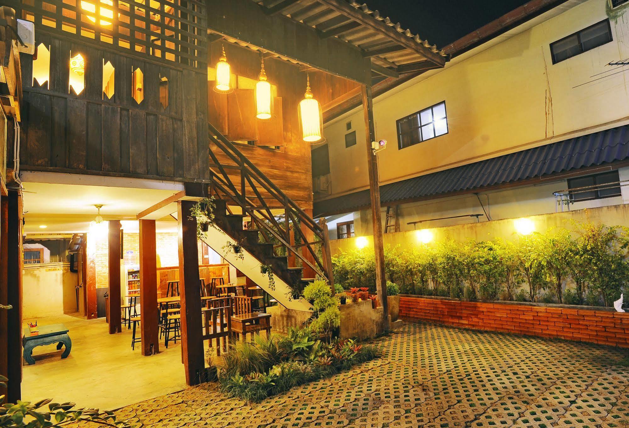 Manon Hostel Chiang Mai Exterior photo